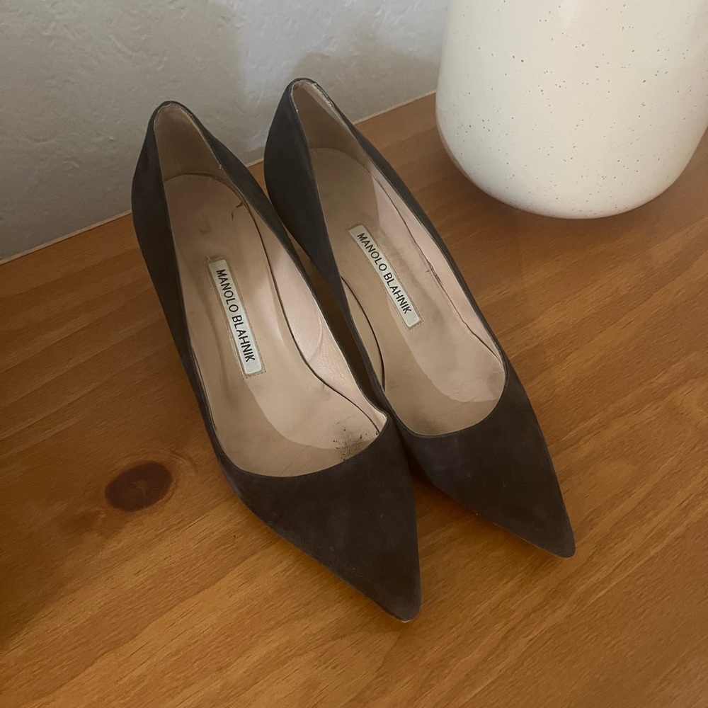 Manolo Blahnik 37 grey suede pumps